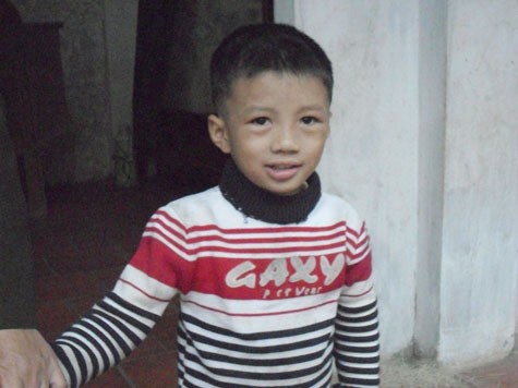 Cháu Vương Ngọc Tiến, 7 tuổi, chỉ ú ớ được câu bà và mẹ.